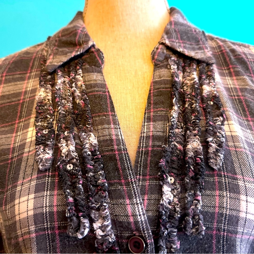 EUC Maurices shirt M comfortable plaid flannel button down with sequin detail